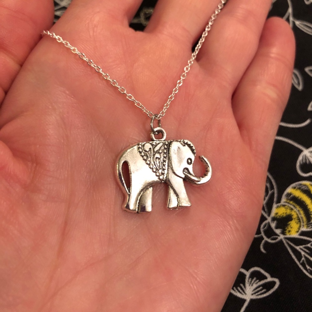 Beautiful Silver Tone Elephant Necklace